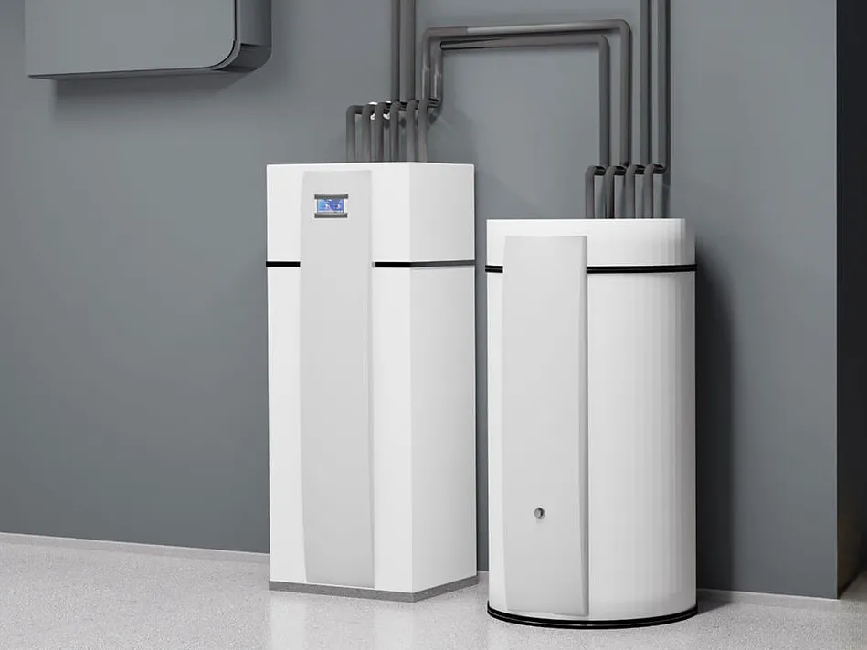 Wärmepumpe mit Warmwasserspeicher im Hauswirtschaftsraum